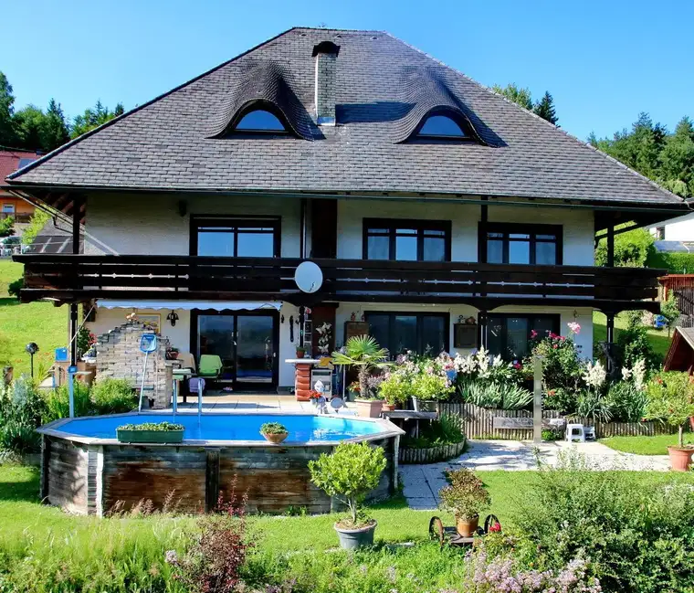 Charmantes Einfamilienhaus mit Pool und Bergblick in Wernberg