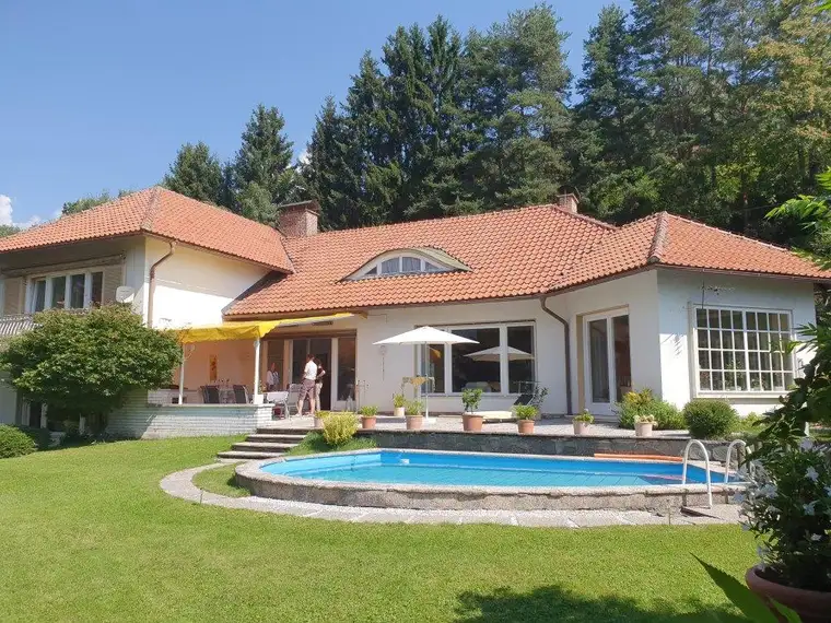 Zweifamilienhaus mit Pool