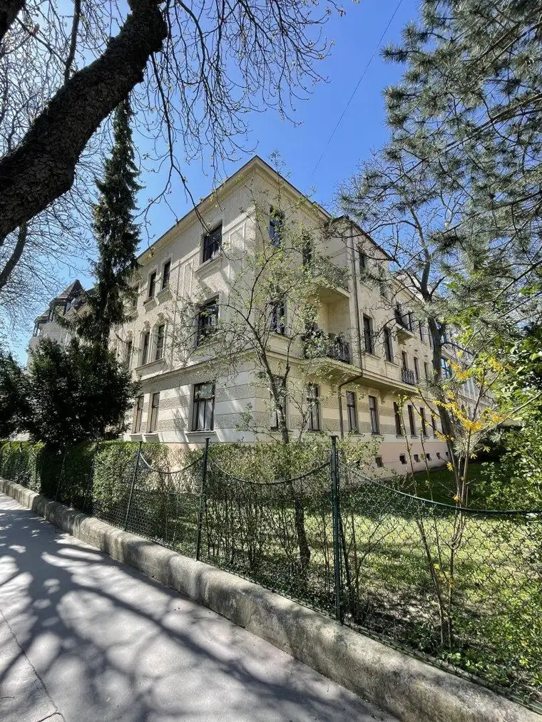 Traumhafte Hochparterrewohnung mit kleinem hofseitigem Garten – Sanierungsbedürftig!