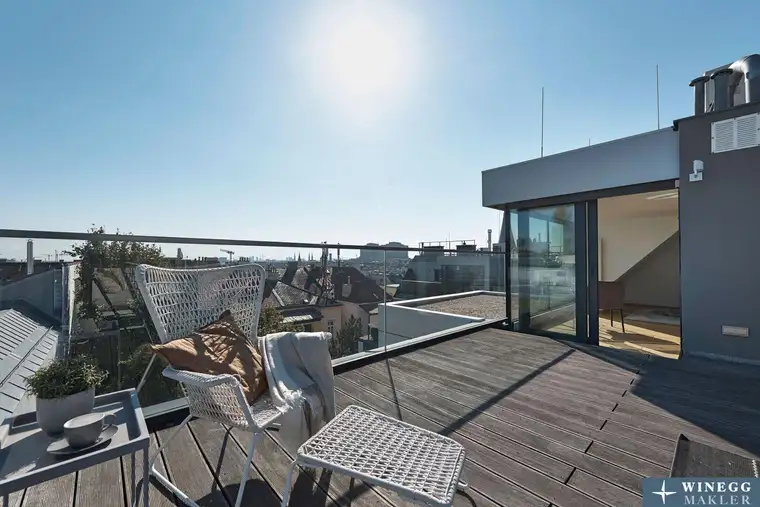 Dachgeschoß-Terrassen-Wohnung mit herrlichen Außenbereichen in einzigartiger Altbau-Liegenschaft