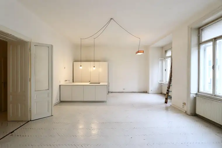 Südwestseitiger 4-Zimmer-Altbau mit Balkon in Hof- und Straßenlage!