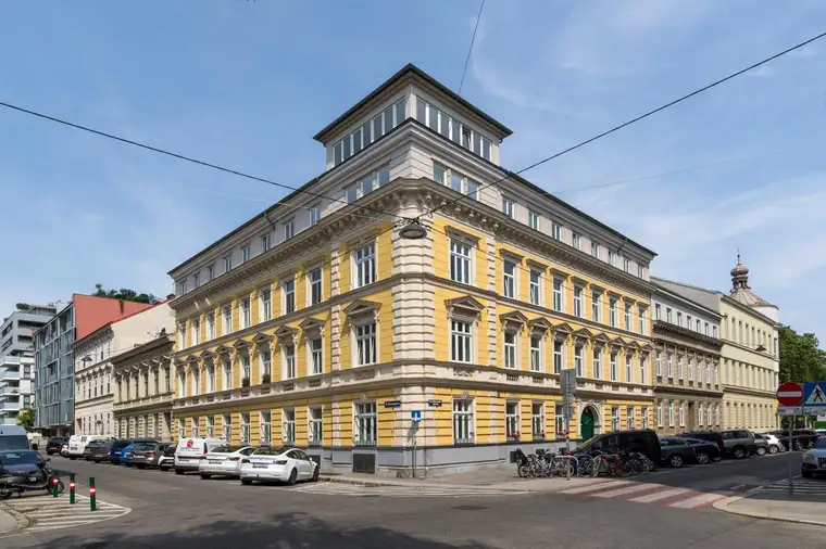 Schönbrunn-Nähe! Helle Wohnung in gepflegter Jahrhundertwendeliegeschaft!