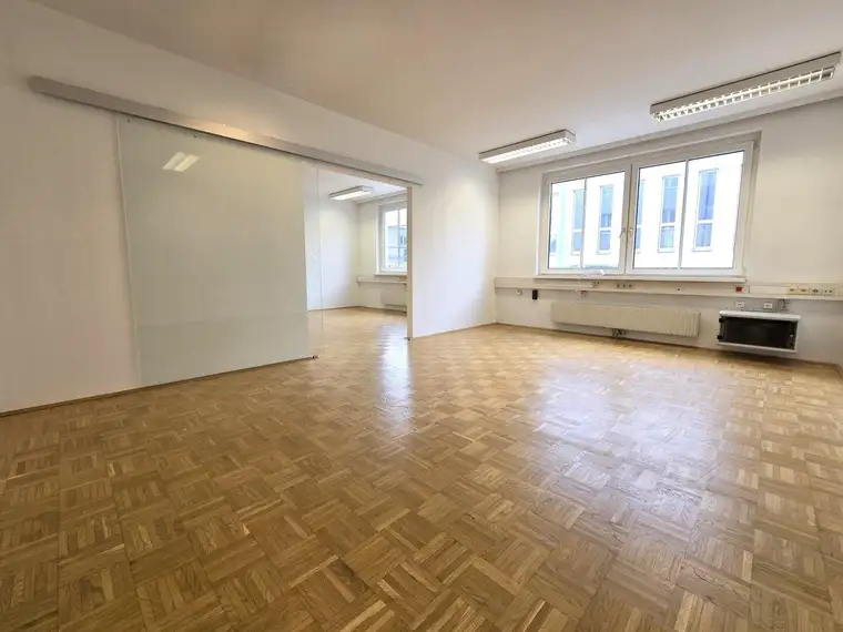 Mehrere freie Flächen in Bürogebäude nächst Triester Straße!