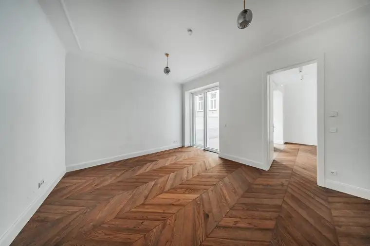 Hofseitiger Erstbezug mit großer Terrasse nächst Donaukanal und Servitenviertel