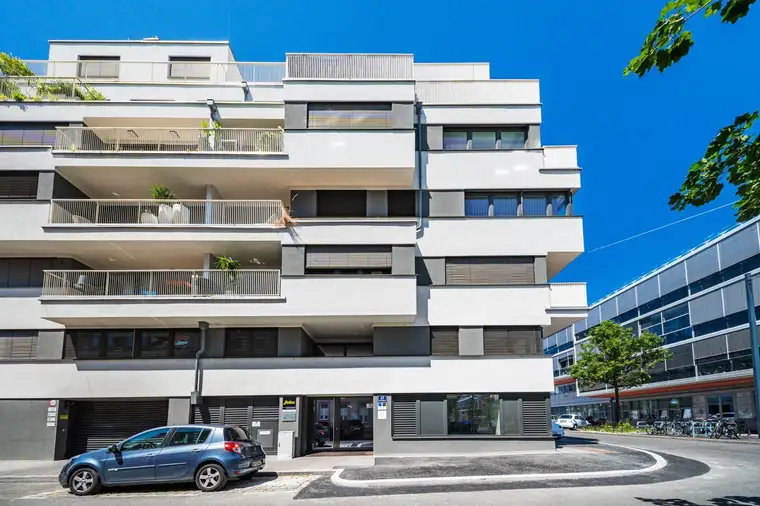 Tiefgaragenstellplatz in Neubauliegenschaft! E-Anschluss möglich!
