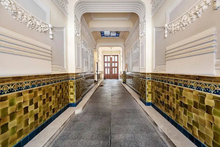 Nächst Neubaugasse! Südwestseitiger 4-Zimmer-Altbau mit Balkon in ruhiger Seitengasse!