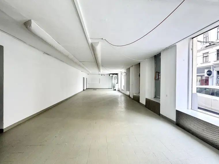 Straßenseitiges Geschäftslokal mit großen Fensterflächen! Individuell zu gestalten! Ideal für Pilates, Yoga, Atelier etc.