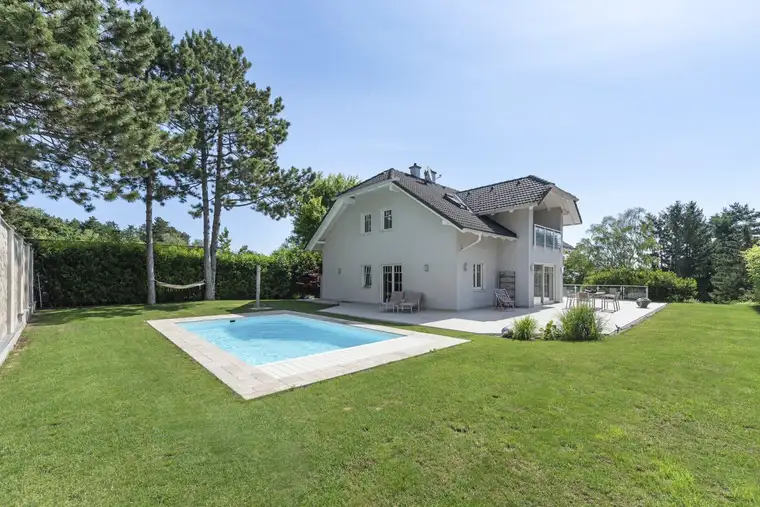 Wohnen in bester Lage über Bad Fischau | Bezugsfertige Villa mit Pool und viel Privatsphäre | Auch ideal in Kombination Leben &amp; Arbeiten