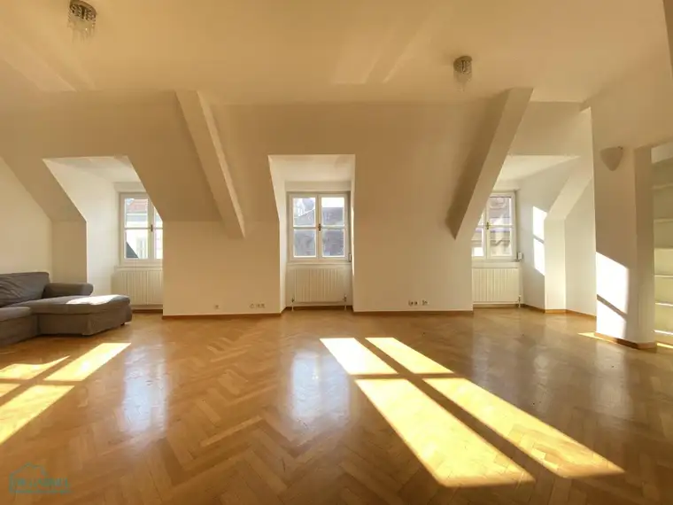 INNENSTADT DACHGESCHOSSWOHNUNG - BEZUG AB 01.08.2025