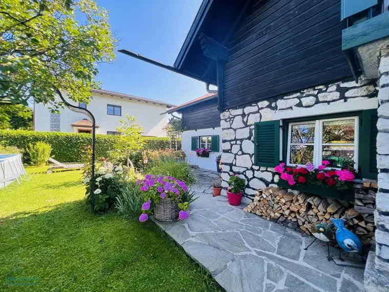 CHARMANTES HAUS AM SONNIGEN OSTUFER DES ATTERSEES