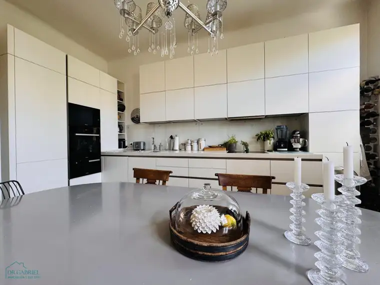 ELEGANTE ALTBAUWOHNUNG MIT BLICK AUF DEN AUMANNPLATZ