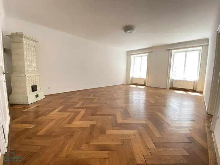 INNENSTADT-ALTBAUMIETE IN BAROCKPALAIS