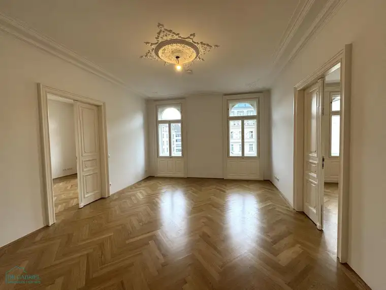 WUNDERSCHÖNE INNENSTADTWOHNUNG MIT BALKON