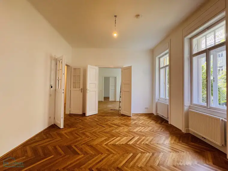 FRISCH SANIERTE ALTBAUWOHNUNG MIT KLEINEM BALKON