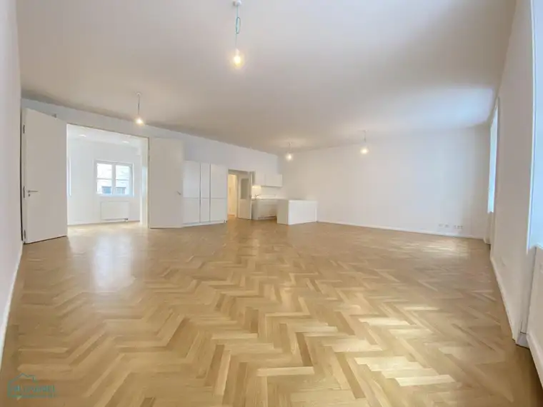 INNENSTADT-WOHNUNG in HISTORISCHEM PALAIS
