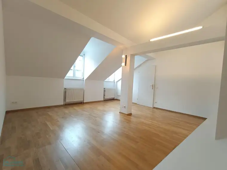 2-ZIMMER-DACHGESCHOSS-WOHNUNG - NÄHE MATZLEINSDORFER PLATZ