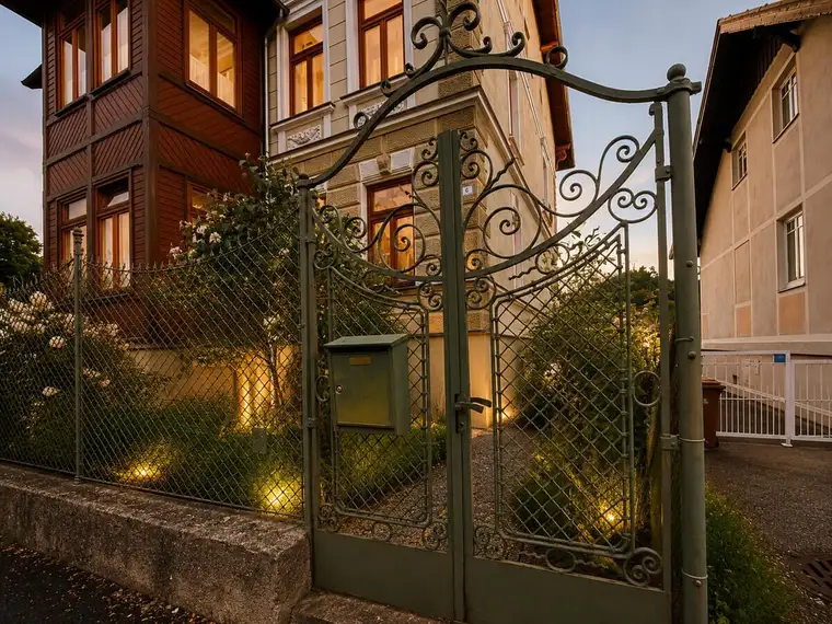 Historische Villa mit Entwicklungspotenzial auf drei Wohneinheiten, Anlegerchance