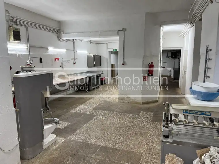 Ablösefreies Geschäftslokal, Kurzzeitvermietung 6-8 Monate möglich; Produktionsmöglichkeit/Lager/ehemalige Bäckerei
