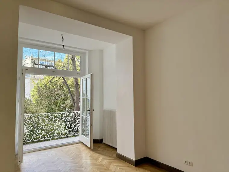 Repräsentative Altbauwohnung mit Balkon und Loggia (Erstbezug nach Sanierung)