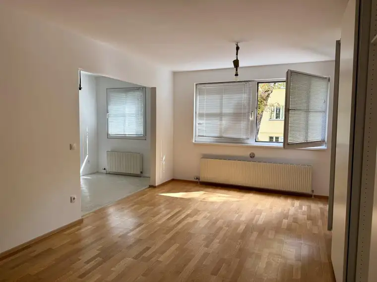 Großzügige 2-Zimmer-Wohnung für Singles oder Pärchen (Stellplatz optional)