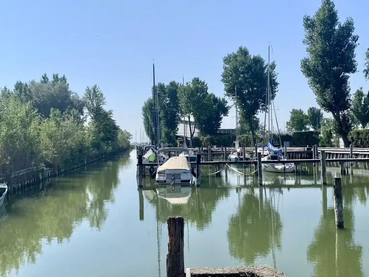 Traumhaftes Baugrundstück mit direktem Seezugang in Neusiedl am See im Refugium