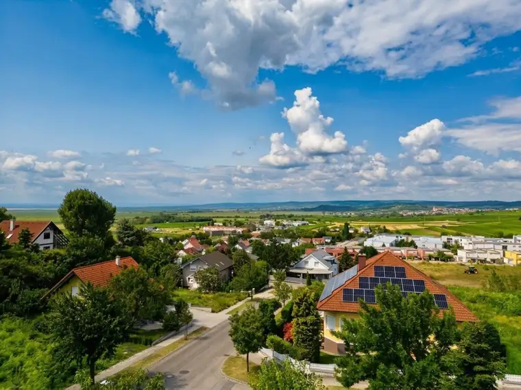 Einfamilienhaus in Ruhiger, Zentraler Lage mit Weitblick in Neusiedl am See