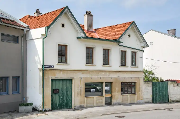 Sanierungsbedürftiges Wohnhaus mit großem Garten im Zentrum von Mannersdorf