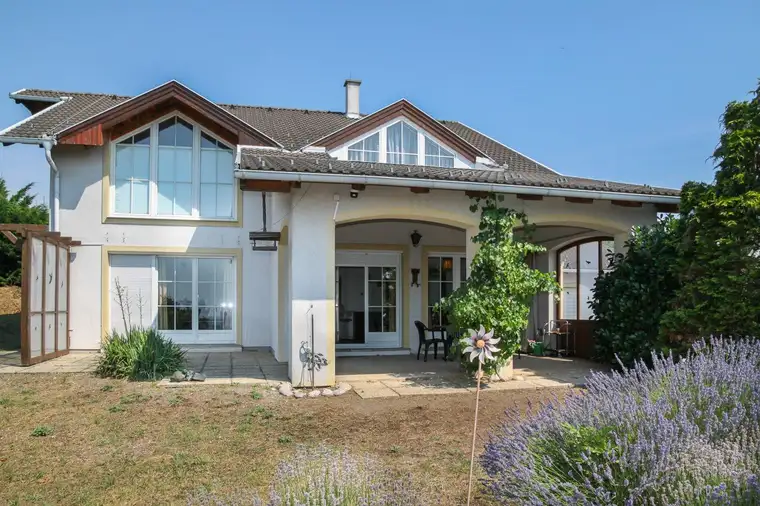 Ruheoase mit Seeblick - großzügiges Einfamilienhaus über dem Pusztawohnpark in Breitenbrunn