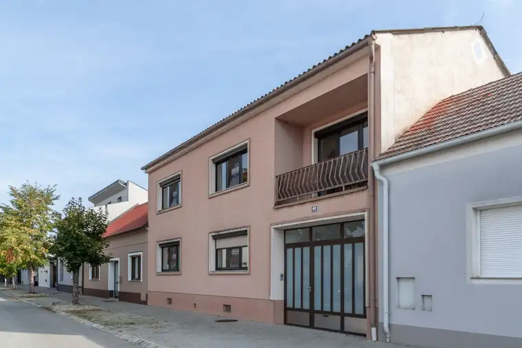 Wohnhaus mit 107 m² Halle, Wirtschaftsgebäude &amp; Hintauszufahrt – 890 m² Grundstück in Mönchhof