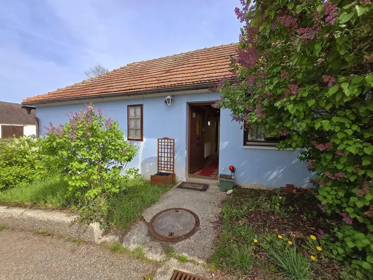 Idylle in Schrattenthal: Wohnhaus mit Innenhof, Garage &amp; Gartengrundstück