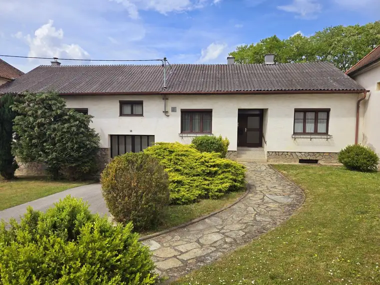 Zwei separate Wohneinheiten, Nebengebäude, Innenhof, vielfältige Nutzung, große Fläche, tolle Lage - 4.361 m² Bauland in Aspersdorf bei Hollabrunn