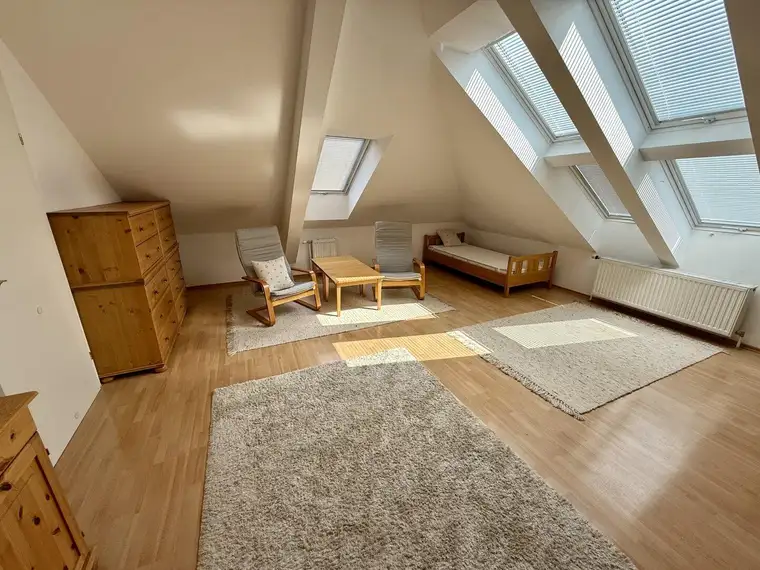 Möblierte Dachgeschosswohnung