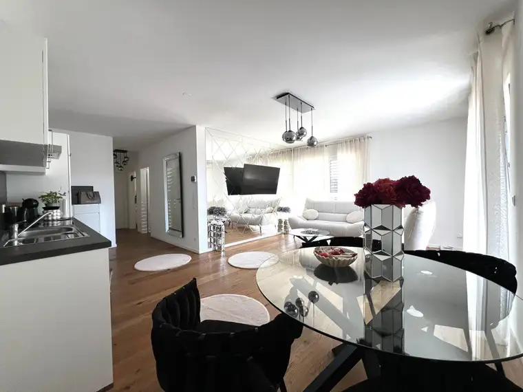 Weinliebe trifft Wohnliebe! 3-Zimmer Wohnung mit Garten und zwei Autoabstellplätze!