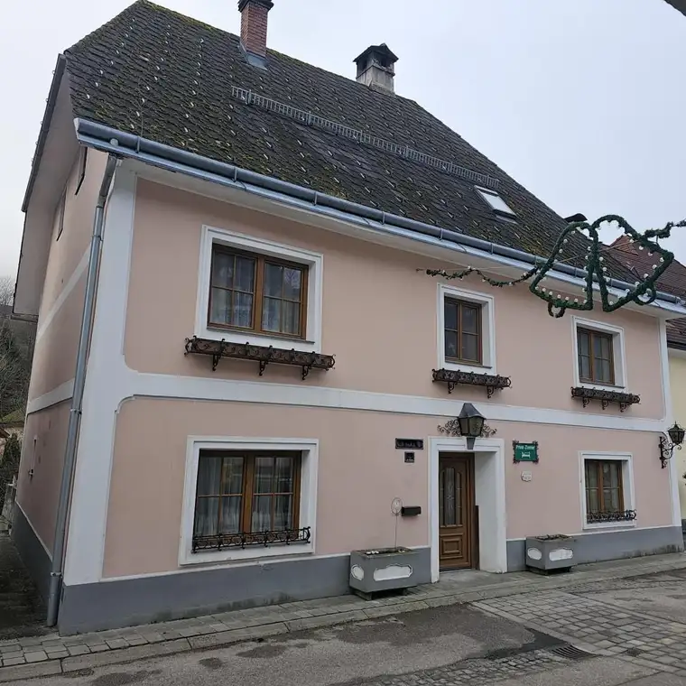 Großzügiges Althaus mit Terrasse und Balkon