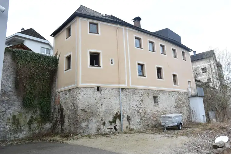 Großes Wohnhaus im Stadtbereich