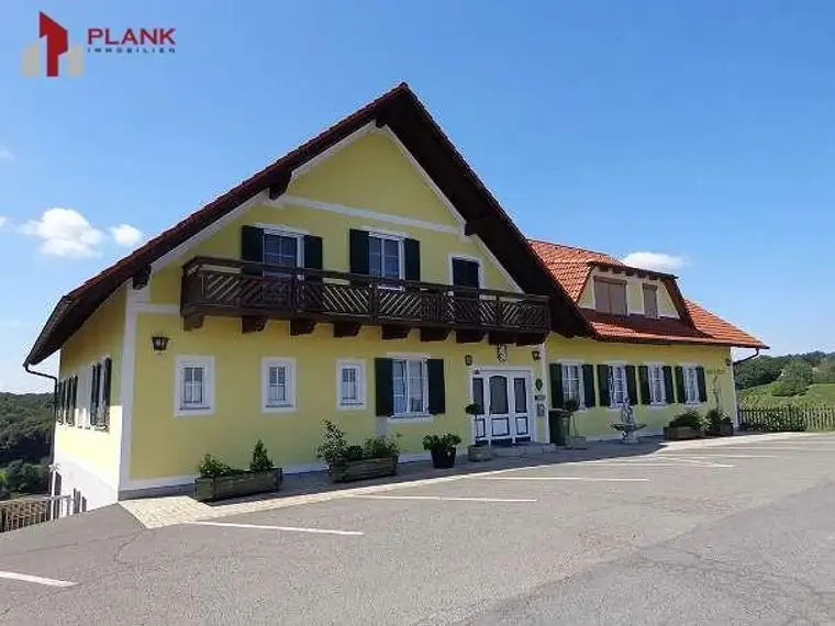 Wohnen, Vermieten &amp; Arbeiten im Thermenland – bekannter Heuriger mit Gästehaus, Wohnungen, eigenem Weingarten und ca. 5 ha Grund