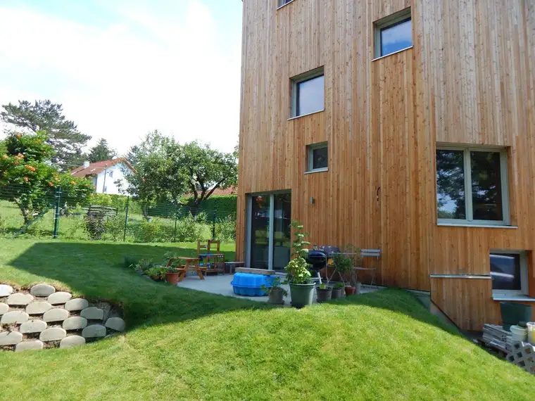 Traumhafte Holzdoppelhaushälfte in ökologischer Bauweise aus Holz und Lehm in perfekter Wohnlage am Waldrand