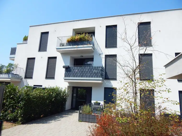 Moderne und helle 2-Zi-Wohnung mit Balkon &amp; Tiefgarage an der Grenze zu Wien