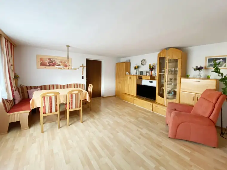 Großes Wohnhaus für 1 bis 2 Familien + landwirtschaftliche Fläche