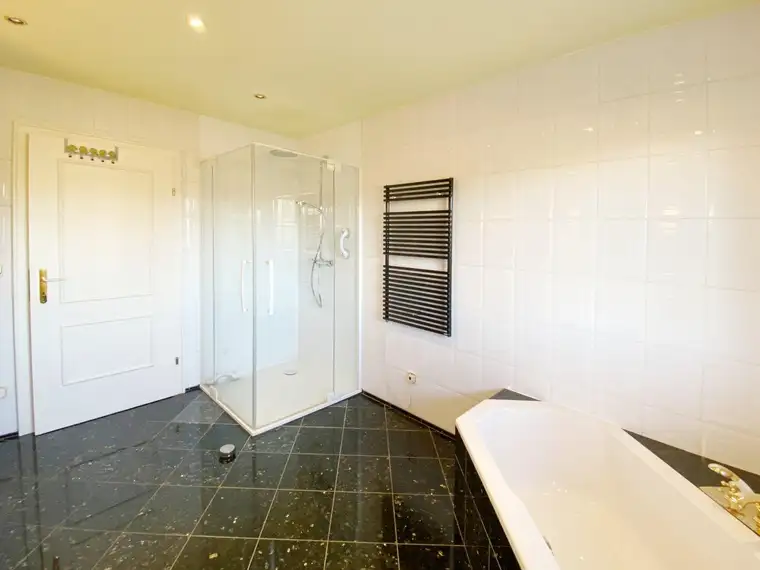 Perfekter Familiensitz! - Bungalow in Ruhelage mit großem Garten, Pool &amp; Schwimmteich