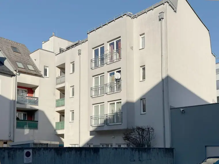 Zinshaus im Stadtzentrum: 26 Wohnungen + 3 Geschäftslokale + 16 KFZ-Stellplätze