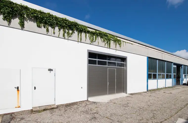 *** Lagerhalle in verkehrsgünstiger Lage ***