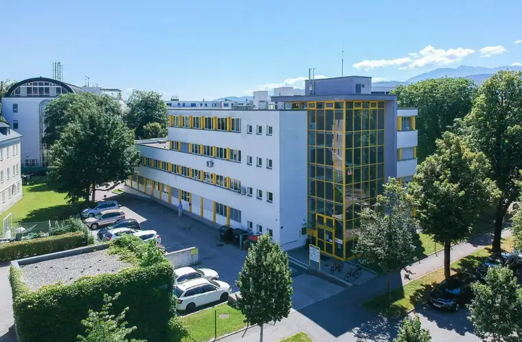 Lichtdurchflutete Büroräumlichkeiten in modernem Komplex