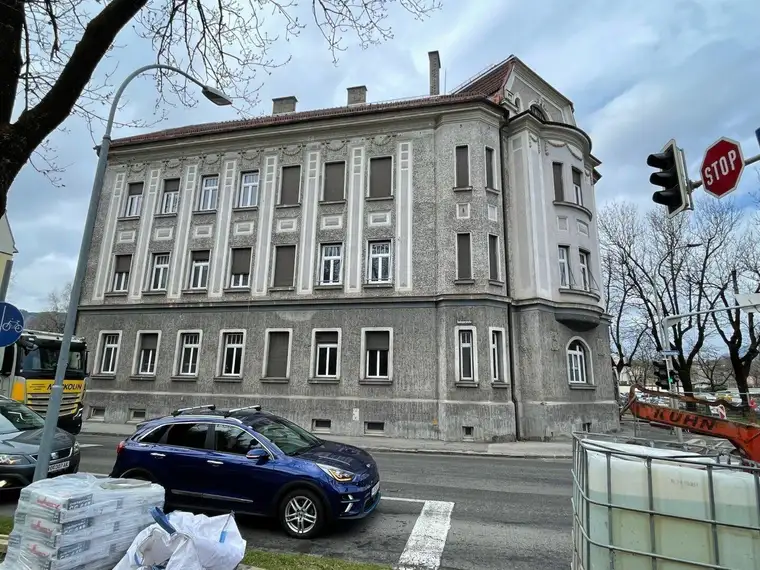 LICHTDURCHFLUTETER BÜRORAUM IN HISTORISCHEM GEBÄUDE -IHR NEUER ARBEITSPLATZ