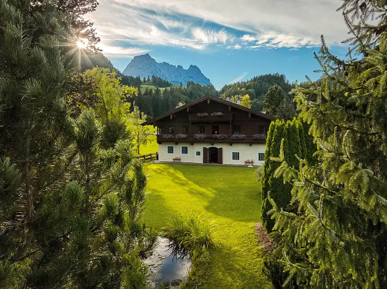 Alpenidylle mit Charme – Historischer Landsitz in alpiner Traumkulisse