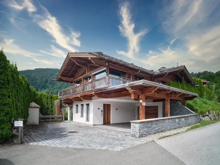 Exklusives Luxus-Refugium mit Pool und Naturschwimmteich