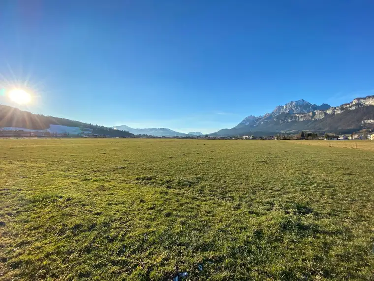 Baugrund mit freiem Blick auf das Kitzbüheler Horn und den Wilden Kaiser