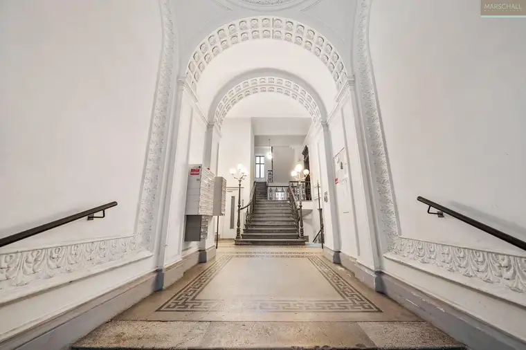 Großzügige 5-Zimmer-Altbauwohnung nahe Schottentor - Sanierungsbedürftig