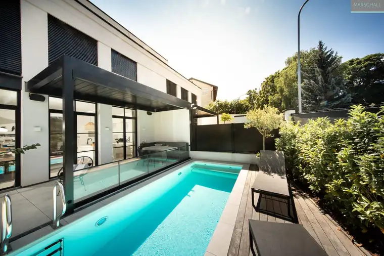 Außergewöhnliche Doppelhaus-Hälfte mit Pool