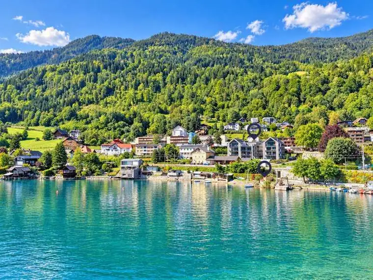 Wohnen am See. Die Gerlitzen vor der Tür.
